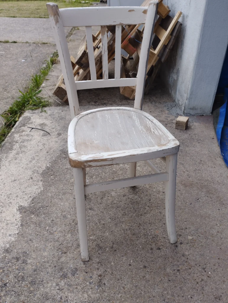 Chaise en bois traitée par aérogommage.